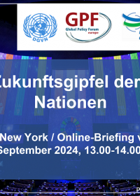 Im Hintergrund UN-Plenarsaal mit SDGs an Leinwand projiziert. Im Vordergrund die Logos der Veranstalterorganisationen und Titel der Veranstaltung "Vor dem Zukunftsgipfel der Vereinten Nationen"